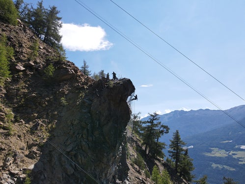 Die Auffangnetze wurden gestern (26. August) am oberen instabilen Teil des Felsblocks angebracht. Ihn zu entfernen, ist Teil Schutzmaßnahmenprogramms im Landesamt für Geologie und Baustoffprüfung. (Foto: LPA) 