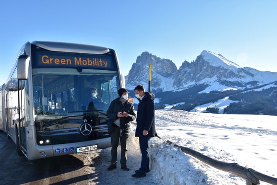 Der Koordinator für Elektromobilität bei Evobus Italien Andrea Codecasa und Mobilitätslandesrat Daniel Alfreider besprechen verschiedene Funktionen, die eine App zum E-Bus bietet. (Foto: LPA/Angelika Schrott)