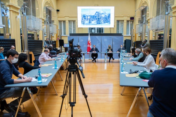 Am Ende des Jahres zieht Landeshauptmann Kompatscher im Gespräch mit den Journalistinnen und Journalisten (im Bild: 2021) Bilanz über das zu Ende gehende Jahr und blickt auf das kommende voraus. (Foto: LPA/Barbara Franzelin)