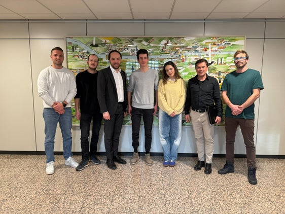 Una rete di lavoro a sostegno degli studenti che organizzano i balli di maturità. Nella foto (da sinistra) Simon Wielnig e Matthias Pixner della Consulta provinciale degli studenti, l'assessore provinciale Philipp Achammer, il presidente della Consulta provinciale del Servizio giovani, Georg Rabanser e Nadine Thomaseth, anch'essa membro della Consulta, il direttore Konrad Pamer e Florian Pallua, coordinatore dell'Unità giovani del Forum prevenzione. (Foto: USP/René Ploner)