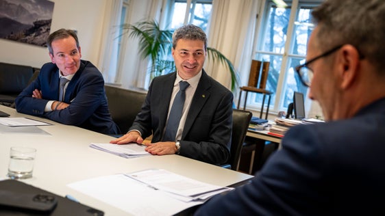 Dank dafür, die Olympischen Spiele nach Südtirol gebracht zu haben (von links): HGV-Direktor Raffael Mooswalder und HGV-Präsident Klaus Berger im Gespräch mit Landeshauptmann Arno Kompatscher. (Foto: LPA/Fabio Brucculeri)