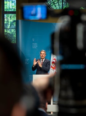 Il Piano della performance e la Relazione sulla performance sono espressione di principi generali, ovvero quelli di imparzialità, efficienza, economicità, rapidità, pubblicità e trasparenza, afferma il presidente Arno Kompatscher. (Foto: ASP/Fabrio Brucculeri)