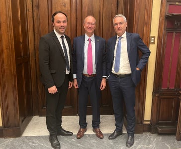 Scambio di opinioni sulle ultime modifiche legislative in Alto Adige nel campo dell'istruzione e sulla formazione professionale altoatesina: (da sinistra) l'assessore provinciale Achammer, il ministro dell'Istruzione Giuseppe Valditara e il deputato Dieter Steger. (Foto: ASP/René Ploner)