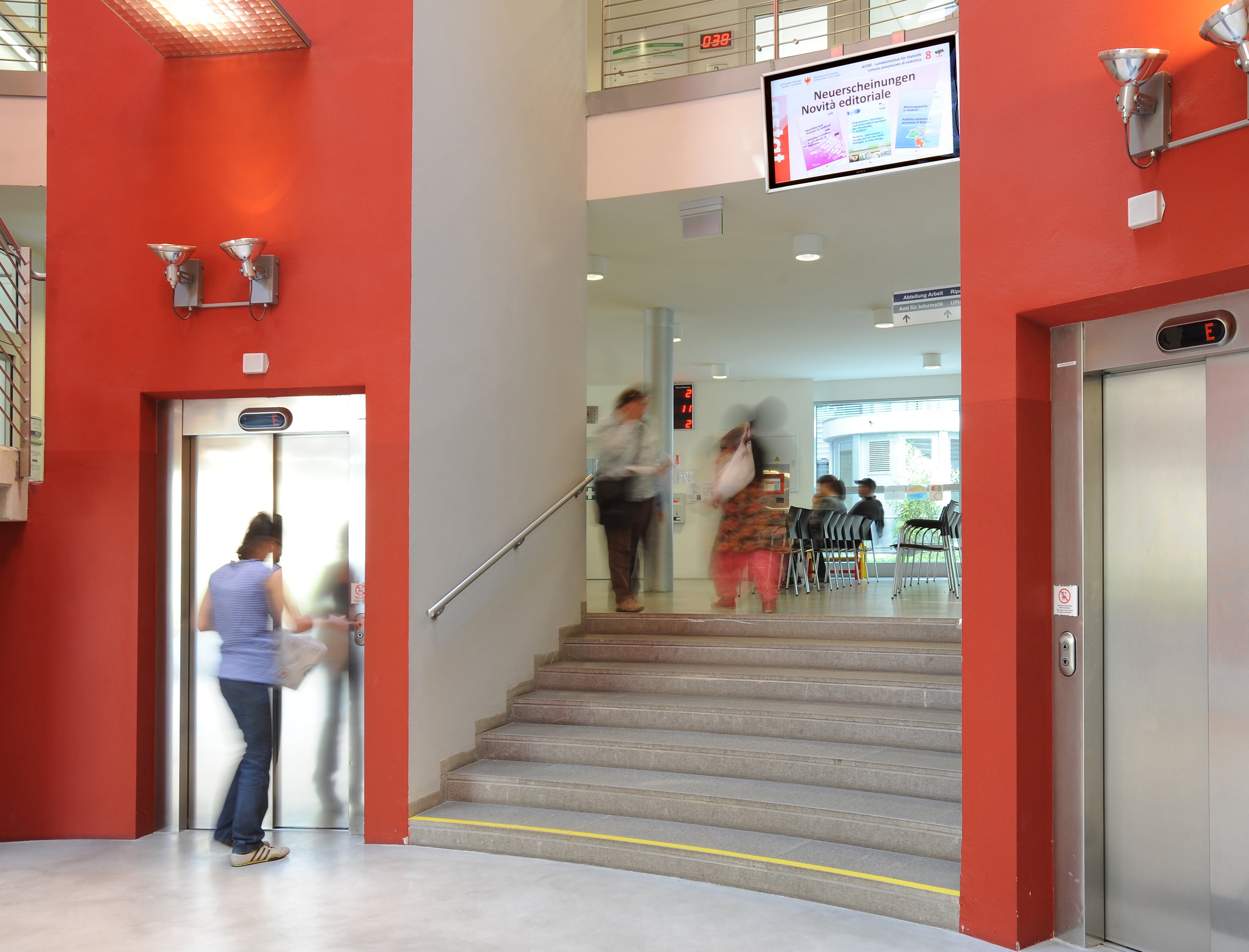 L'8 agosto la Giunta provinciale darà all'Agenzia provinciale per le relazioni sindacali le linee guida per le trattative del Contratto collettivo d'intercomparto per il prossimo periodo contrattuale e l'autorizzerà a concludere tempestivamente contratti parziali per gli arretrati, le compensazioni e gli acconti promessi: nella foto dipendenti pubblici nel Palazzo provinciale 12 (Foto: ASP)