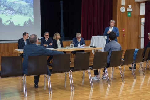 La Provincia e i Comuni vogliono unire le forze per rendere l'Alto Adige neutrale dal punto di vista climatico entro il 2040: il direttore di Dipartimento Alexander Gruber, il presidente della Provincia Arno Kompatscher, l'assessore comunale Monika Mair, il presidente del Consorzio dei Comuni Andreas Schatzer e il sindaco Paul Romen (da sinistra a destra) a San Genesio alla presentazione di alcuni punti chiave del Piano clima del Comune. (Foto: USP/Patrizia Corriero)