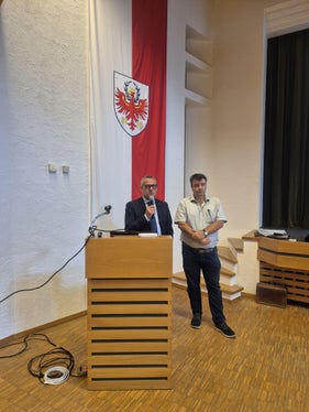 Bei der Präsentation erklärte Landesrat Christian Bianchi (links) und der Direktor des Landesamts für Geologie und Baustoffprüfung, Volkmar Mair, dass das geologische Kartenblatt mehr als nur eine Karte sei. Es sei vielmehr ein wichtiges Arbeitsinstrument, das es ermögliche Gebiete besser zu schützen und sie nachhaltig zu entwickeln. (Foto: LPA/Gianluca Crocco)