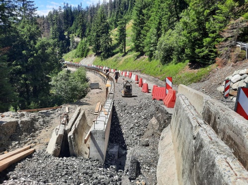 Dopo il cedimento del versante a valle, i terrapieni della strada per il Passo Furcia sono stati rinforzati. (Foto: ASP/Servizio strade Val Pusteria)