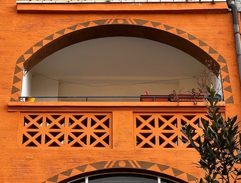 Das Gebäude in der Rosministraße ist ein qualitätvolles und anschauliches Beispiel der frühen Architektur des 20. Jahrhunderts in Bozen dar und dokumentiert sowohl die Bauweise als auch die gestalterischen Ansprüche dieser Zeit in bemerkenswerter Geschlossenheit. (Foto: Landesdenkmalamt/Klaus Ausserhofer)