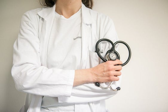 Noch bis zum 31. Jänner können sich Ärztinnen und Ärzte für Allgemeinmedizin sowie Kinderärztinnen und Kinderärzte freier Wahl, die einen unbefristeten Auftrag in Südtirol annehmen wollen, in die entsprechende Landesrangordnung eintragen lassen. (Foto: LPA)