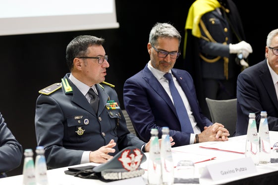 L'accordo sottoscritto dal presidente Kompatscher e dal generale Gavino Putzu mira a potenziare la collaborazione sui controlli delle posizioni reddituali e patrimoniali dei beneficiari di borse di studio universitarie (Foto: USP/Tiberio Sorvillo)