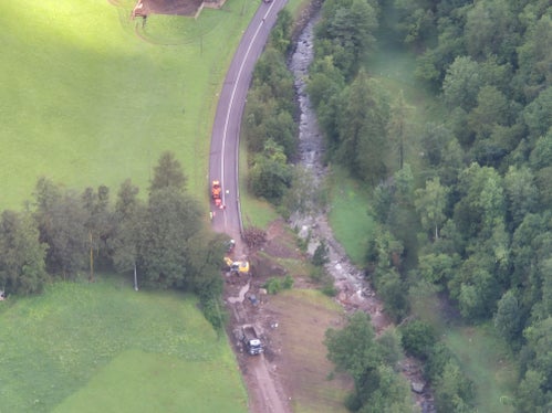 Dopo la frana lungo il rio di Rattisio Vecchio della sera del 6 luglio, l'Ufficio Sistemazione bacini montani ovest ha avviato i lavori di sgombero. (Foto: USP/Ufficio Sistemazione bacini montani ovest/Roland Gufler)