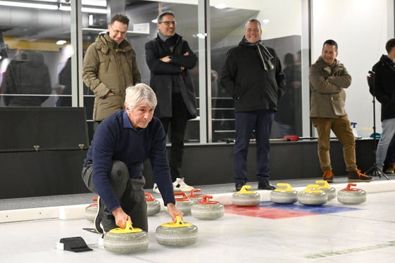 Anche il ministro Abodi ha voluto cimentarsi con il curling. (Foto: HC Valpusteria)