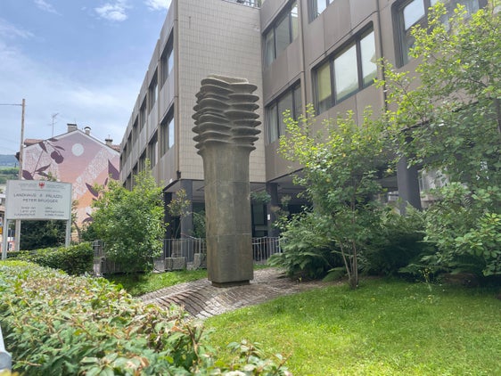 Der kürzlich verstorbene Bildhauer und Steinmetz Michael Höllrigl hat den Brunnen am "Peter-Brugger-Landhaus" in der Bozner Brennerstraße gestaltet. (Foto: LPA/Carmen Kollmann)