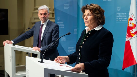 L'assessore provinciale Arnold Schuler e l'assessora provinciale Maria Hochgruber Kuenzer hanno illustrato oggi, 13 febbraio, in conferenza stampa, i sussidi per il settore agricolo (Foto: ASP/Fabio Brucculeri)