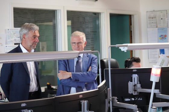 Wie sieht es auf Südtirols Straßen um den Mittsommerfeiertag aus? Regierungskommissär Vito Cusumano (r.) und Landesrat Arnold Schuler in der Südtiroler Verkehrsmeldezentrale (Foto: LPA/Maja Clara)