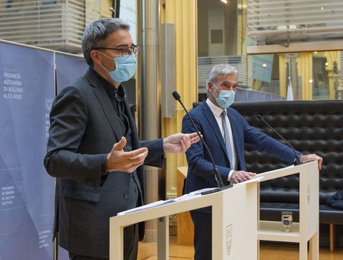 Ländliches Wegenetz und Trinkwasserversorgung: LH Arno Kompatscher (l.) und LR Arnold Schuler zogen Bilanz über den Abbau der Ansuchen und legten die Neuausrichtung der Finanzierung dar. (Foto: LPA/Fabio Brucculeri)