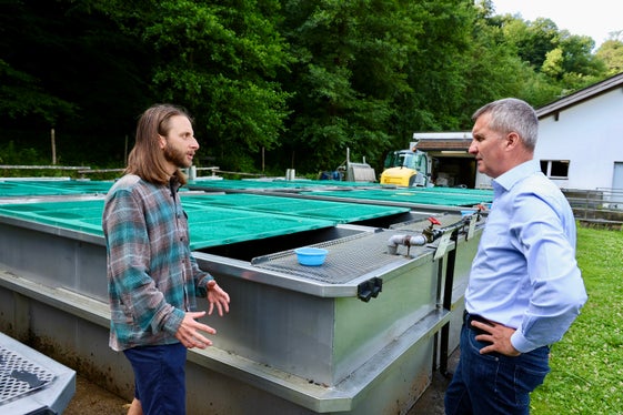 Landesrat Luis Walcher (rechts) bei der Besichtigung des Aquatischen Artenschutzzentrums in Schenna mit dessen Koordinator Daniel Eisendle. (Foto: LPA/Ressort Landwirtschaft, Forstwirtschaft und Tourismus/Sabine Pitscheider)