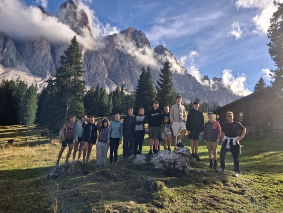 Eine der ersten Klassen, die zwei erlebnispädagogische Tage auf der Zanser Alm verbringen konnte. (Foto: Fachschule Laimburg)