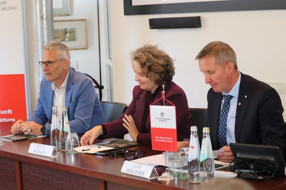 Bei der Vorstellung von Kennst du deine Heimat? - Der Wald in Südtirol (von links): Landesforstdirektor Günther Unterthiner, die Verwaltungsrätin der Stiftung Sparkasse Edith Ploner, Forstwirtschaftslandesrat Luis Walcher (Foto: LPA/Maja Clara)
