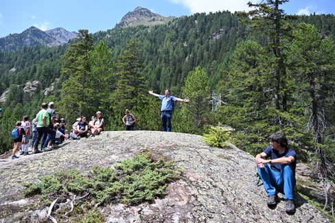 Wir stehen auf einem Felsen mit Gletscherschliff, der die Striemung (Kratzspuren) und damit die Fließrichtung des Gletschers anzeigt: Landesgeologe Volkmar Mair (ganz oben) bei der Führung anlässlich der Eröffnung des Ice Walk; rechts sitzend der Direktor des Amtes für Hydrologie und Stauanlagen Roberto Dinale, Koordinator des Projekts. (Foto: LPA/Landesamt für Geologie und Baustoffprüfung)