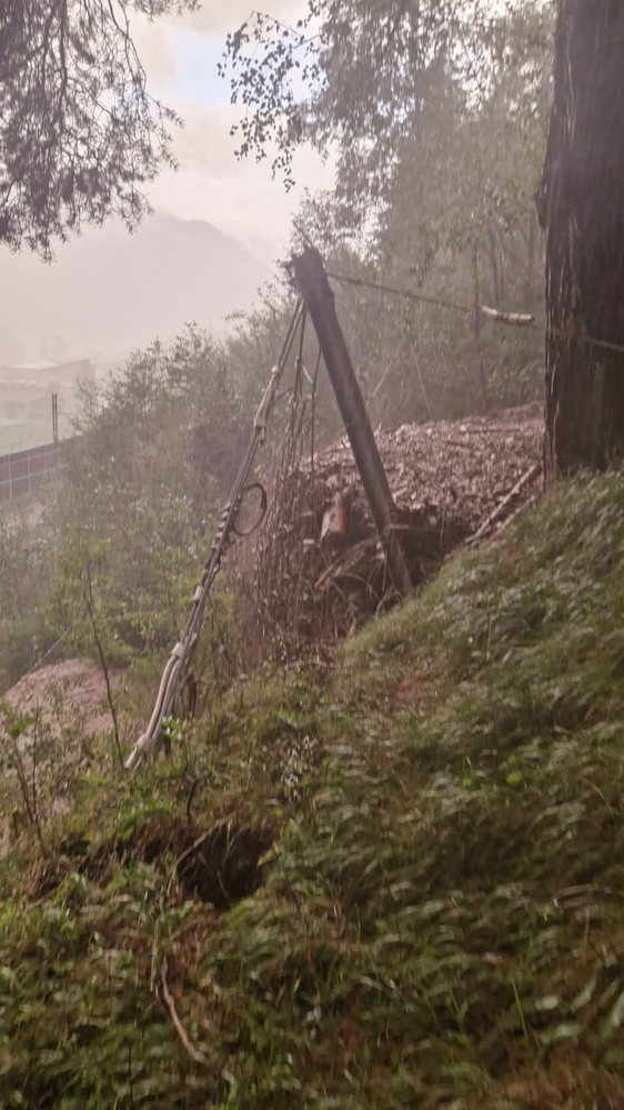 A seguito della frana causata da un temporale tra Fleres e Colle Isarco, il traffico ferroviario sulla linea del Brennero rimane limitato. La frana si è verificata martedì sera in un’area boschiva sopra la linea ferroviaria ed è stata contenuta dalle reti paramassi. (Foto: USP/Dipartimento Infrastrutture e Mobilità)