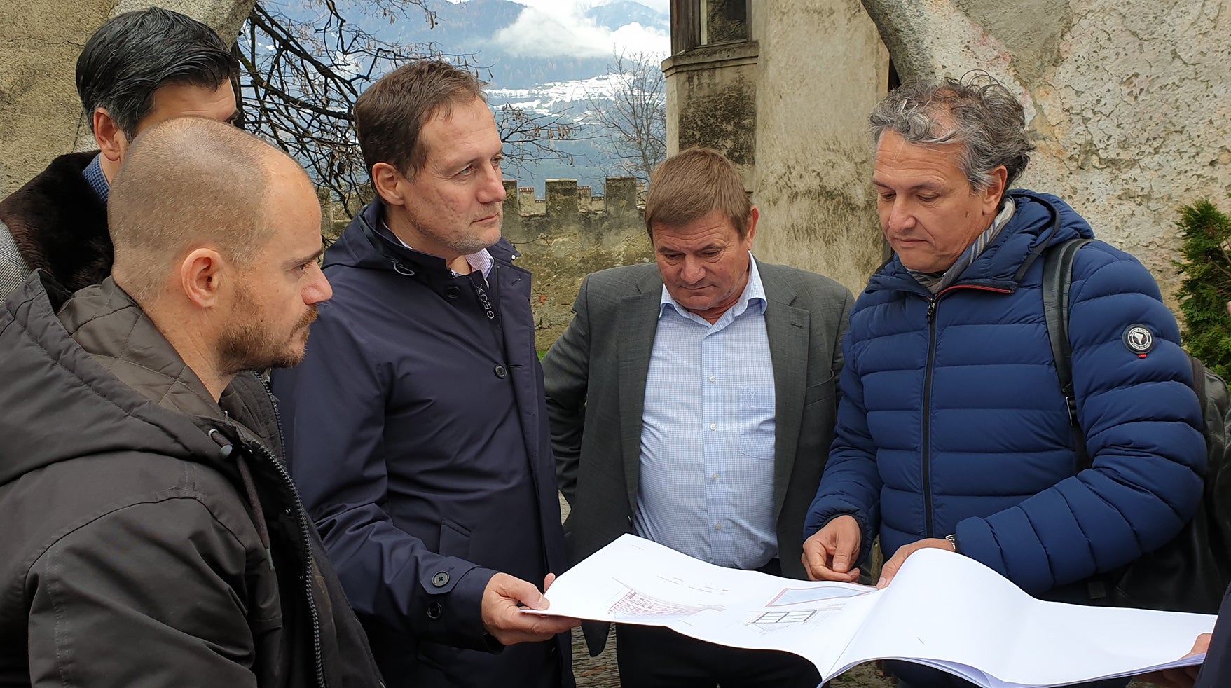 LR Bessone auf Lokalaugenschein mit den Gemeindevertretern auf Schloss Velthurns vor der Pandemie. (Foto: LPA)