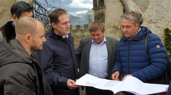 Per i lavori di risanamento e riqualificazione la Provincia investirà 2,1 milioni di euro. In un recente sopralluogo, nella foto, scattata prima della pandemia, da sx a dx: Daniel Bedin, direttore Ripartizione patrimonio, l'assessore provinciale Massimo Bessone, il sindaco di Velturno Konrad Messner e il progettista architetto Paolo Berlanda. (Foto: ASP/Anna Pitarelli)