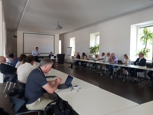 Tutti gli attori del turismo, il Consorzio dei Comuni e la Camera di Commercio, sotto la presidenza dell'assessore provinciale al Turismo Luis Walcher, riuniti attorno ad un unico tavolo per discutere di questioni legate al turismo sul territorio. (Foto: ASP/Area funzionale turismo)