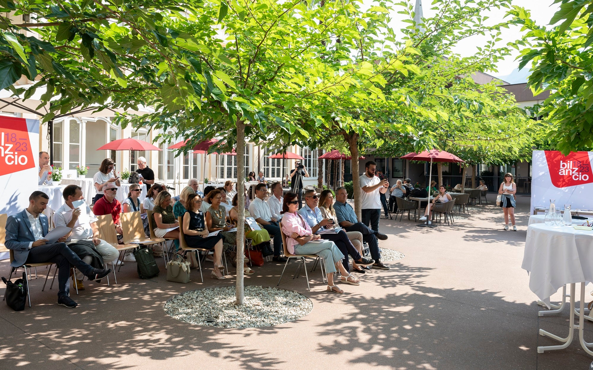 La competenza primaria in materia di politiche sociali ha creato una rete sociale che ha retto anche in tempi di pandemia, ha dichiarato l'assessora provinciale Deeg durante la conferenza stampa di bilancio di oggi, alla quale sono stati invitati, oltre ai rappresentanti dei media, i dirigenti delle Ripartizioni e degli Uffici dei settori di competenza di Deeg e i membri delle tre Consulte provinciali per la Famiglia, per il Sociale e per gli Anziani. (Foto: ASP/Manuela Tessaro)
