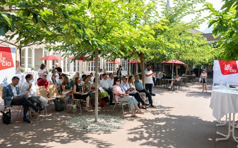 Die primäre Zuständigkeit für den Bereich Soziales habe ein soziales Netz geschaffen, das auch in Pandemiezeiten gehalten hat, hielt Landesrätin Deeg in der heutigen Bilanzpressekonferenz fest, zu der neben den Medienvertretern auch die Führungskräfte von Deegs Abteilungen und Ämtern sowie die Mitglieder der drei Landesbeiräte für Familie, für Soziales und für Senioren geladen waren. (Foto: LPA/Manuela Tessaro)