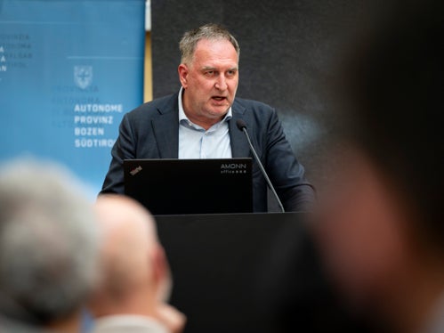 Als 'disruptive Technology' könne KI die Gesellschaft maßgeblich verändern, weshalb auch die Landesverwaltung gefordert sei und nun daran arbeite, KI schrittweise zu implementieren, um Dienste zu verbessern, sagte Josef Hofer, Direktor der Landesabteilung Informatik. (Foto: LPA/Fabio Brucculeri)