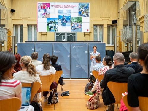 La direttrice Gertraud Aschbacher ha parlato dell'anniversario della Scuola professionale di Teodone. (Foto: USP/Fabio Brucculeri)