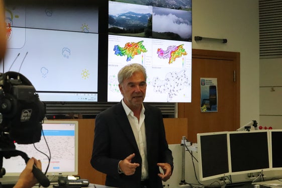 Wer sich über die Wetter-App informiert, ist besser gerüstet und kann mit anstehenden Wettersituationen umgehen: Landesrat Schuler bei der heutigen Vorstellung der App Wetter Südtirol. (Foto: LPA/Maja Clara)