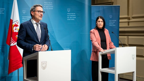 Landeshauptmann Arno Kompatscher dankte bei der Vorstellung von Irene Pechlaner als außerordentliche Kommissarin des Südtiroler Sanitätsbetriebes Florian Zerzer für sein Wirken als Generaldirektor. (Foto: LPA/Fabio Brucculeri)