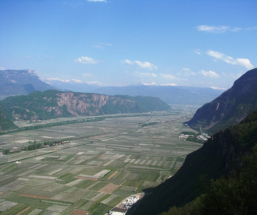 La Giunta ha nominato oggi che Hansjörg Zelger commissario straordinario del Comprensorio Oltradige-Bassa Atesina. Nell'immagine uno scorcio della Bassa Atesina  (Foto: Jon Shave/CC BY 2.0/https://commons.wikimedia.org/w/index.php?curid=21973580)