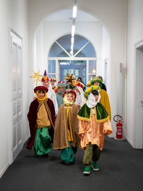 Il progetto vetrina della campagna 2026 è in Uganda ed è un esempio delle tante iniziative sostenute con le donazioni dell'Alto Adige. In una scuola del sud-ovest del Paese si stanno costruendo nuovi dormitori per bambini e ragazzi provenienti da famiglie molto povere, al fine di migliorare in modo duraturo le loro condizioni di apprendimento e di vita. (Foto: USP/Fabio Brucculeri)