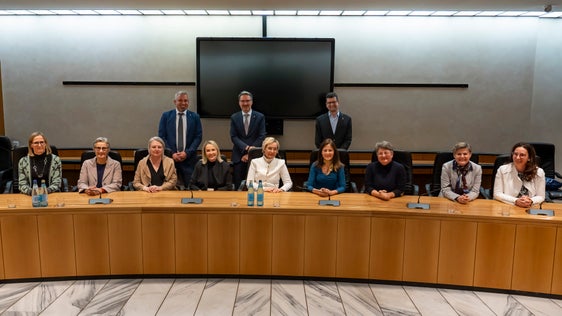 Le ideatrici del progetto "Donne Leader!" (da sinistra) Margit Laimer, Rolanda Tschugguel, Karin Dalla Torre, Alexa Seebacher, Manuela Pierotti, Helga Huber, Barbara Weis, Veronika Rabensteiner e Marion Markart, hanno ricevuto ieri i complimenti del presidente Kompatscher (nella foto al centro con il direttore generale Steiner e il direttore Sölva). (Foto: ASP/Fabio Brucculeri)
