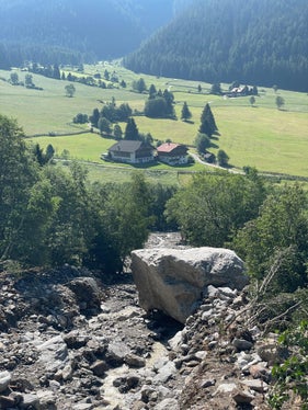 Im Steinzgerbach in Antholz-Obertal wurden etwa 20.000 Kubikmeter Material mobilisiert und verlegten bei der Mündung den Antholzerbach; die Wildbachverbauung hat mit den Aufräum- und Wiederherstellungsarbeiten begonnen. (Foto: LPA/Amt für Wildbach- und Lawinenverbauug Ost in der Agentur für Bevölkerungsschutz)