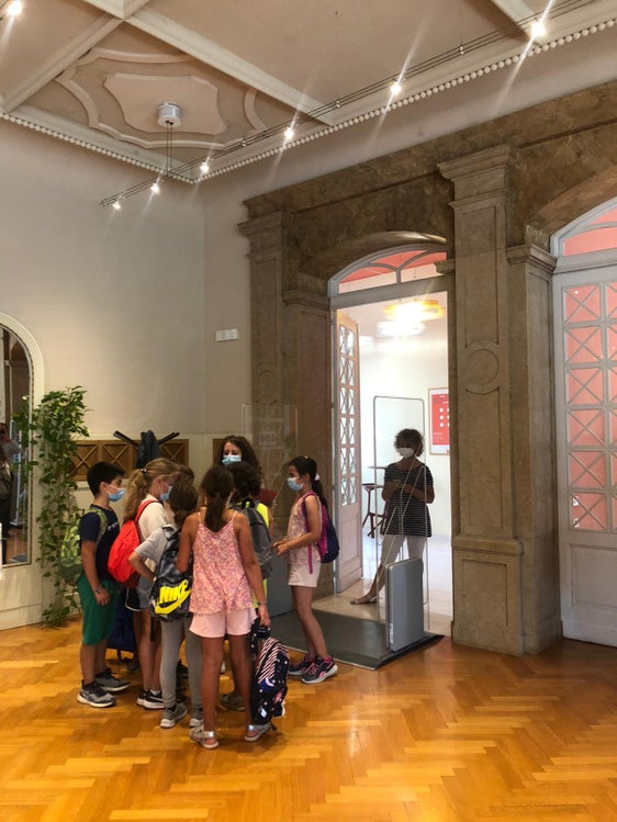 Alcuni bambini durante la caccia al tesoro organizzata nella Mediateca di Merano  (Foto: ASP)