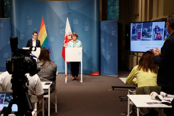 L’assessora alla Famiglia Rosmarie Pamer e la direttrice dell’Agenzia per la famiglia Carmen Plaseller hanno fornito una panoramica dei servizi offerti nel 2024 per l'assistenza estiva. (Foto: ASP/Maja Clara)