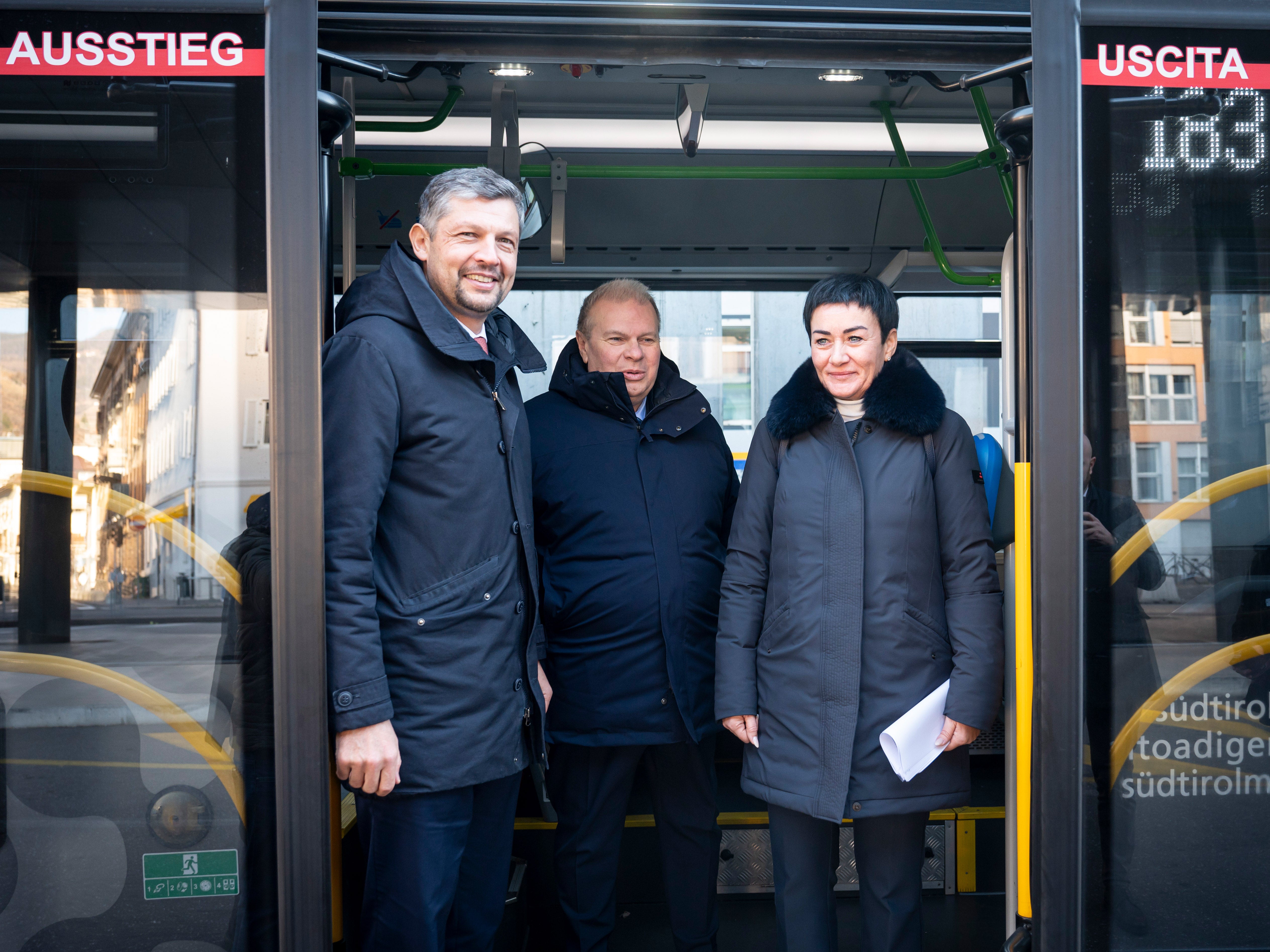 Mobilitätslandesrat Daniel Alfreider (im Bild von links), Quästor Paolo Sartori und Sicherheits-Landesrätin Ulli Mair ziehen an einem Strang: Die Sicherheit in den öffentlichen Verkehrsmitteln hat oberste Priorität. (Foto: LPA/Fabio Brucculeri)