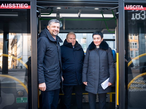 Mobilitätslandesrat Daniel Alfreider (im Bild von links), Quästor Paolo Sartori und Sicherheits-Landesrätin Ulli Mair ziehen an einem Strang: Die Sicherheit in den öffentlichen Verkehrsmitteln hat oberste Priorität. (Foto: LPA/Fabio Brucculeri)