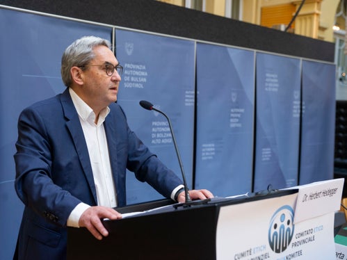 Lo stato attuale della discussione, i diversi punti di vista e gli aspetti etici sono stati evidenziati durante l'incontro annuale di oggi (25 novembre) del Comitato Etico provinciale dal presidente Herbert Heidegger e da numerosi esperti tedeschi e stranieri. (Foto: ASP/Fabio Brucculeri)