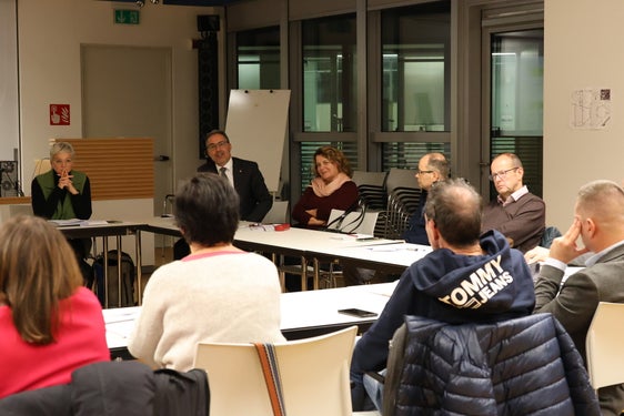 Landeshauptmann Arno Kompatscher und Soziallandesrätin Rosmarie Pamer haben sich mit Vertreterinnen und Vertretern der Sozialpartnerschaft über die neue Unterstützungsleistung für Seniorinnen und Senioren über 65 Jahren ausgetauscht. (Foto: LPA/Carmen Kollmann)