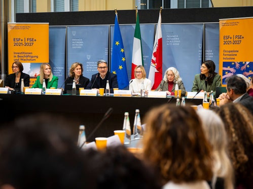 Neben Landeshauptmann Arno Kompatscher (vierter von links) und Landesrätin Magdalena Amhof (fünfte von links) nahmen auch Vertreterinnen der Abteilung Europa, des Amtes für den Europäischen Sozialfonds, der Europäischen Kommission, der gesamtstaatlichen Behörden und der lokalen Verbände am Treffen teil. (Foto: LPA/Fabio Brucculeri)