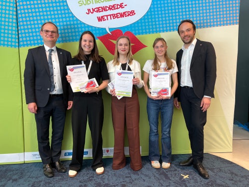 Sieger Klassische Rede Oberschule (von links): Hannes Wieser (Vertriebsdirektor Volksbank) 1. Platz Sophia Pfitscher, 1. Platz Elena Plank, 3. Platz Melanie Prosch, Landesrat Philipp Achammer (Foto: LPA/Landesamt für Jugendarbeit/Anita Demetz)