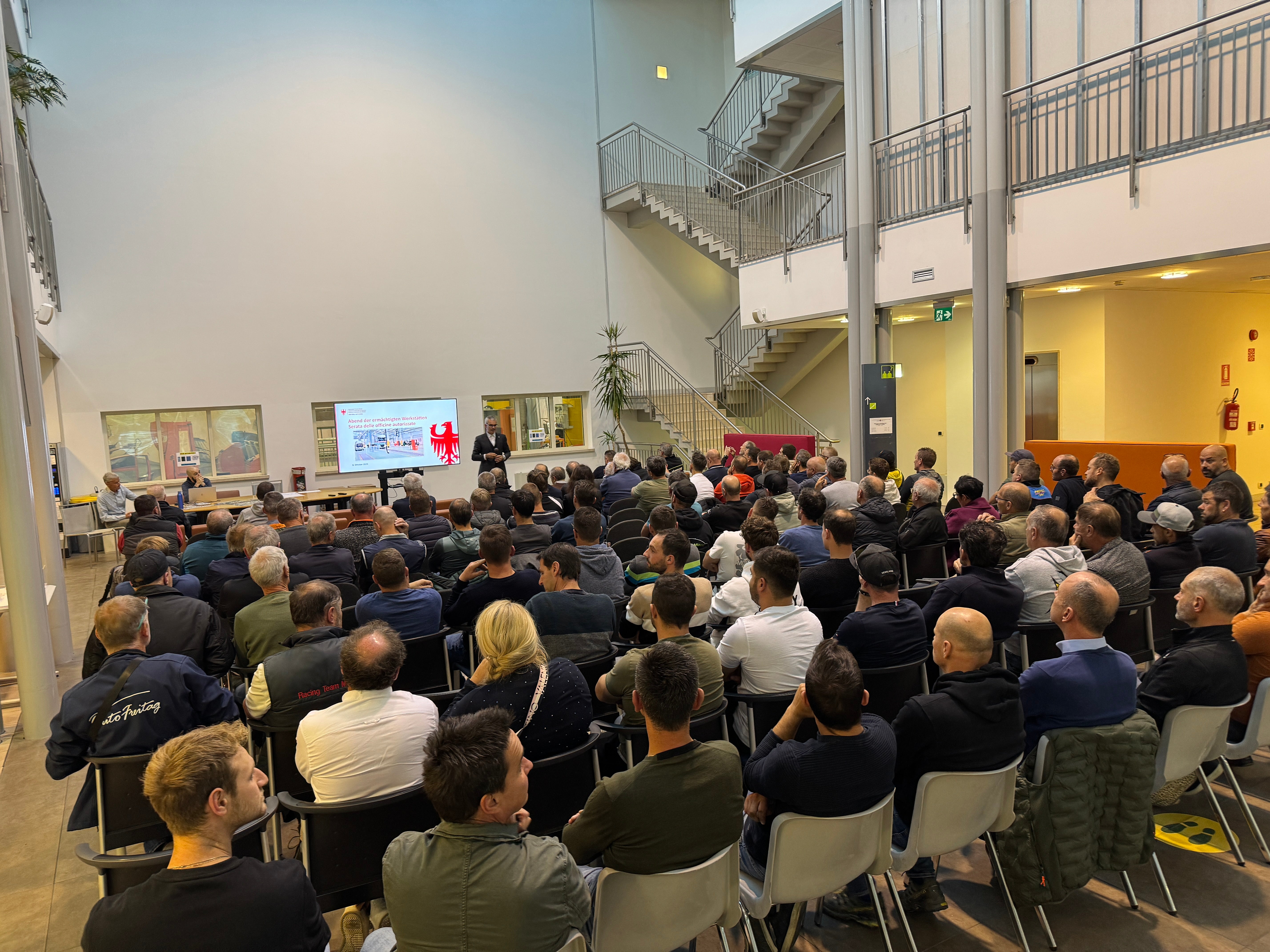 I titolari e i responsabili tecnici delle più di cento officine autorizzate della provincia di Bolzano sono stati invitati a una serata informativa sul tema delle revisioni dei veicoli. (Foto: USP/Dipartimento Infrastrutture e Mobilità)