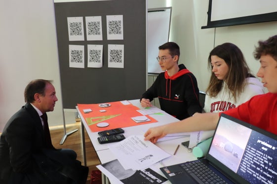 L’assessore all’Ambiente ed Energia, Giuliano Vettorato a colloquio con alcuni studenti (Foto: ASP)