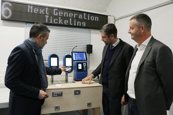 STA-Direktor Joachim Dejaco, Mobilitätslandesrat Daniel Alfreider und STA-Bereichsleiter Patrick Dejaco beim Testen des neuen Ticketingsystems für die öffentliche Mobilität im südtirolmobil-Testlab der STA in Bozen. (Foto: LPA/Ingo Dejaco)
