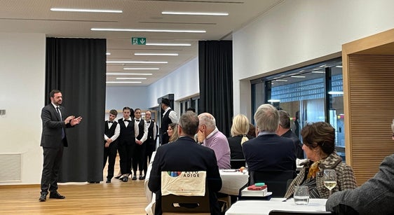 Il vicepresidente e assessore all'Istruzione, Marco Galateo, ha salutato e ringraziato i docenti della scuola italiana che lo scorso 1° settembre hanno raggiunto il traguardo della pensione (Foto: USP)